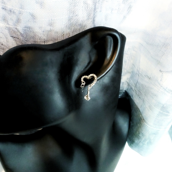 💮3/$20💮 Rhinestone Heart & Star Drop Earrings - Picture 2 of 3